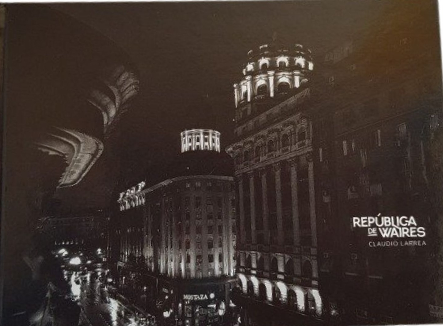 Fotografía Martín Bollati Edición Martín Bollati Diseño Lamas Burgariotti Textos Martín Bollati Traducción María Santolo Impresión Borsellino Impresos Impresión tapas Akian Grafica Publicado por S.jpg